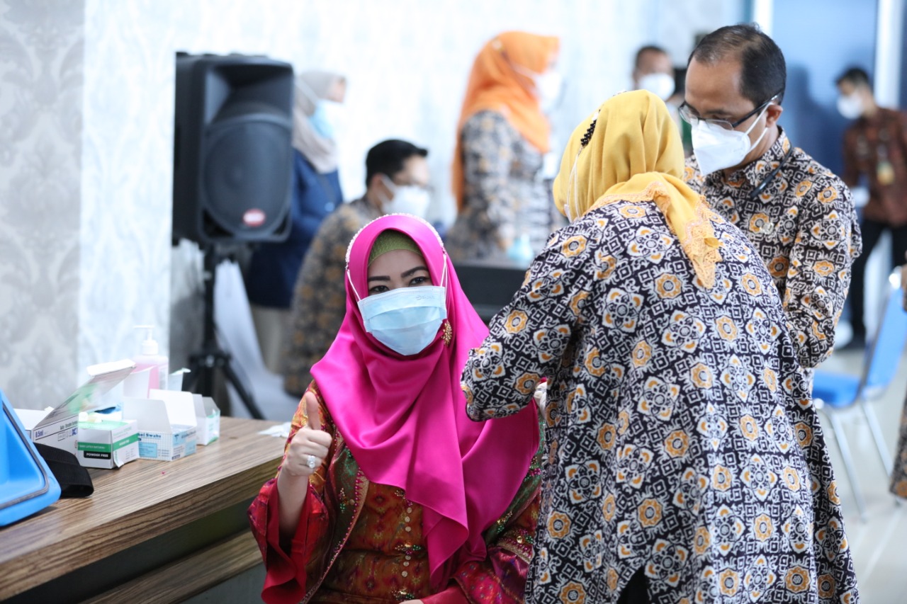 Perdana di Lampung Bupati Tanggamus Menerima Vaksinasi