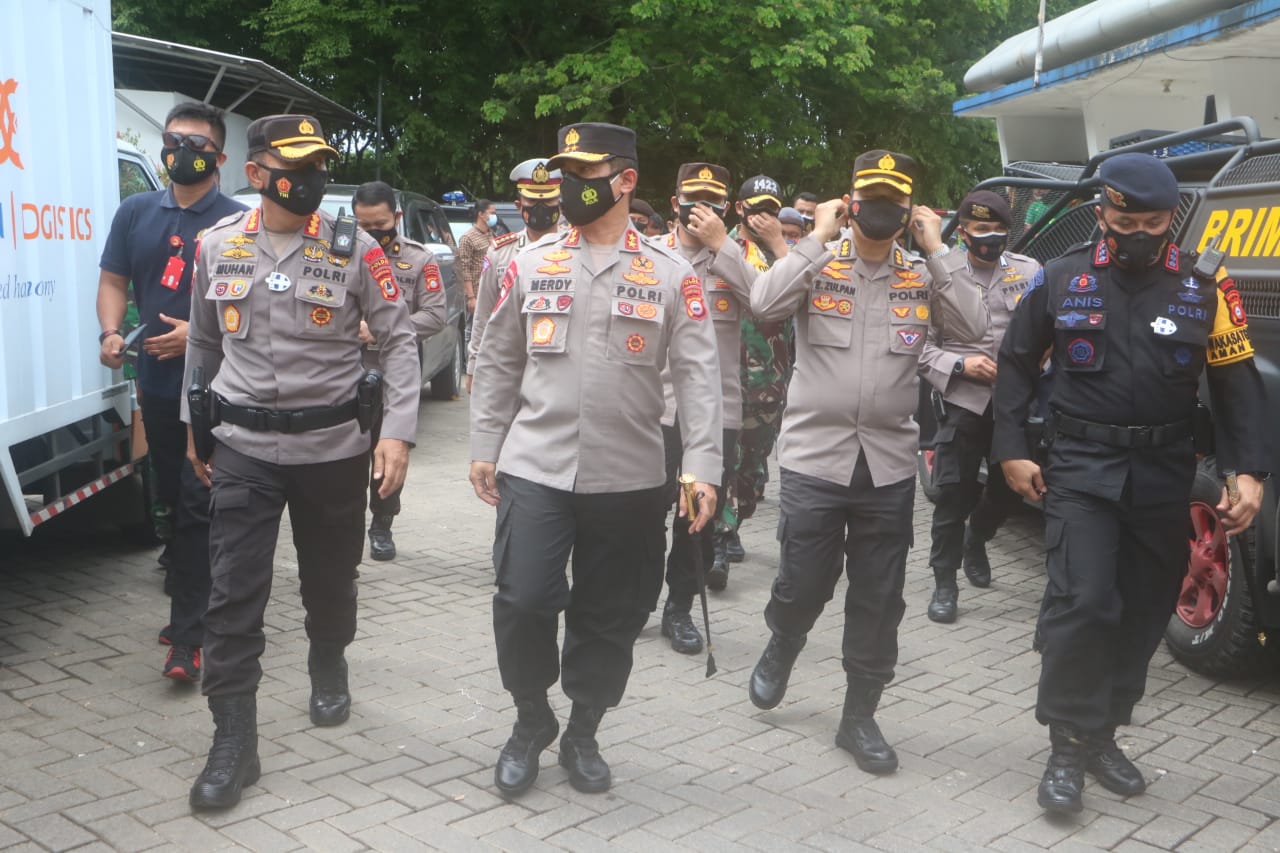 Komjen Listyo Sigit Prabowo dikawal oleh perwakilan angkatan senior dan junior,