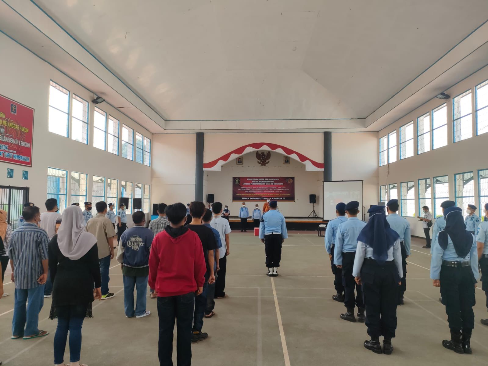 PLT Kanwil Kemenkumham Lampung Pimpin Apel dan Bagikan SK ASIMILASI RUMAH Kepada 12 Warga Binaan Lapas Kota Agung