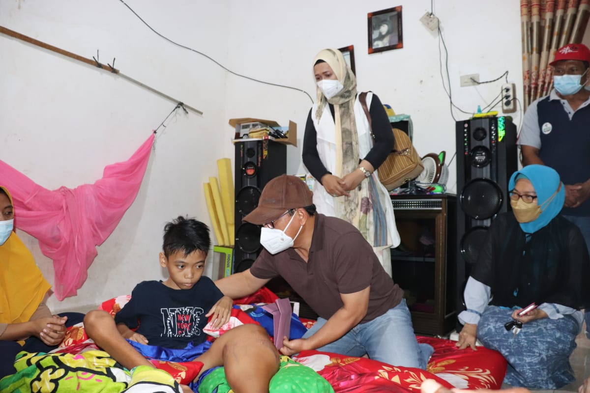 Wali kota dan istri mengunjungi kediaman salah satu warga purwosari kecamatan metro utara,yang anak nya menderita sakit kangker tulang