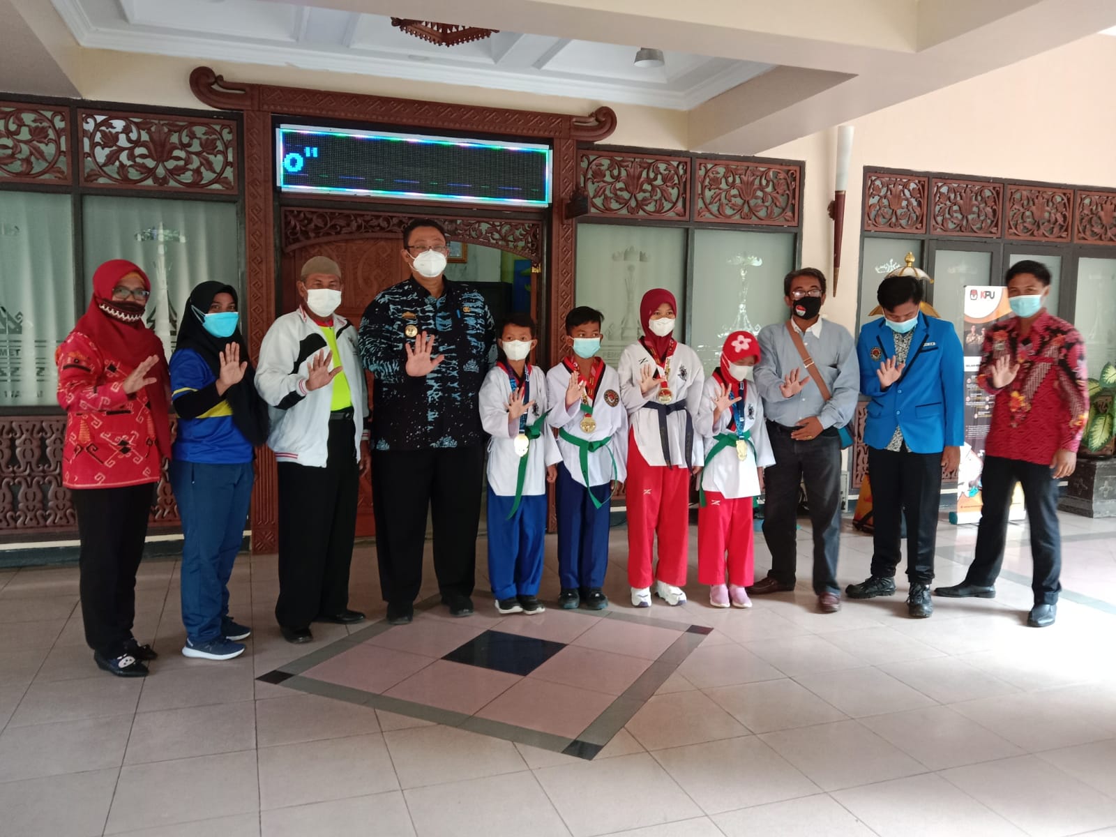 Walikota Metro dan Kepala Disporapar Beserta Sekertaris Koni Kota Metro melepas Wasit Taekwondo