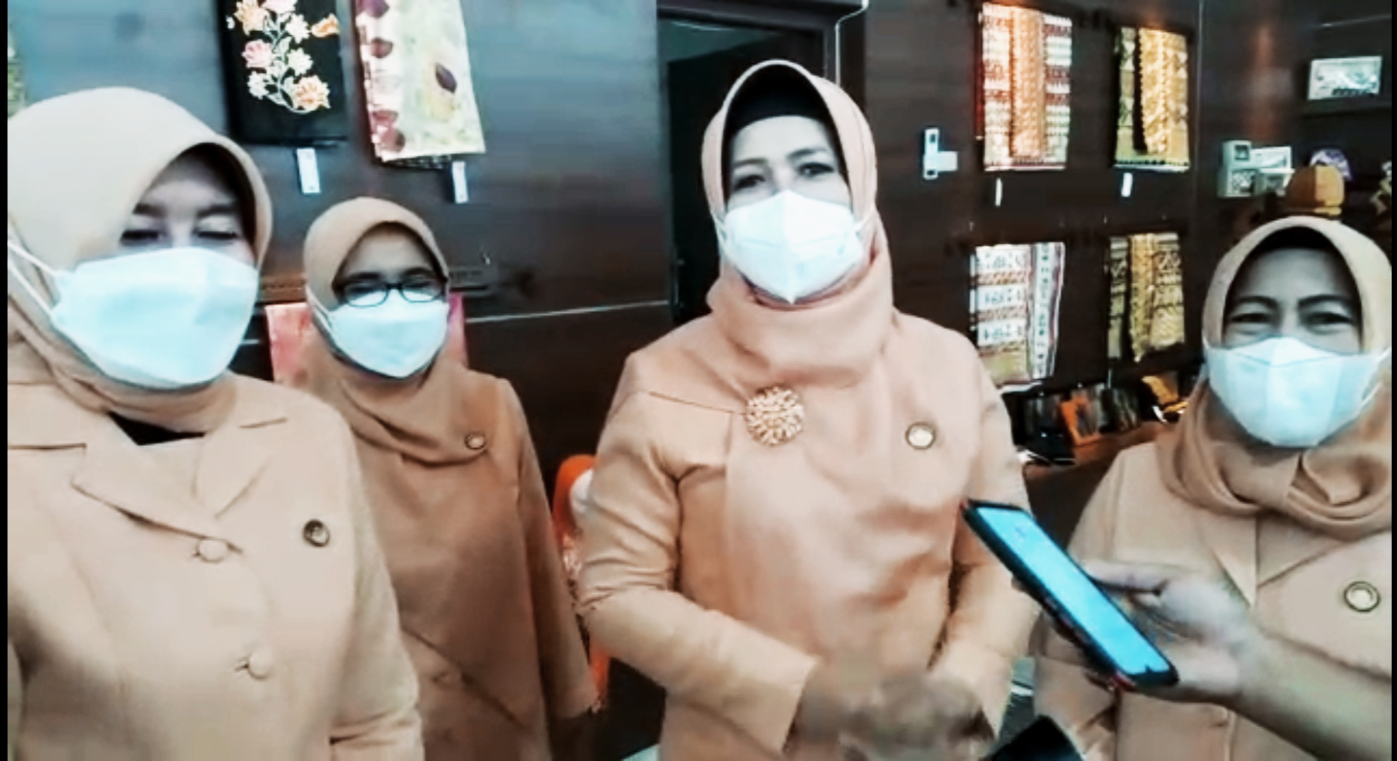 Ketua Dharma Wanita Provinsi Lampung, Mami Yani Fahrizal beserta jajaran kunjungi Sentral Kerajinan (Sekam) Kota Metro