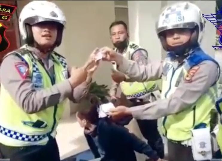 Sat Lantas Polres Lampung Utara, mengamankan dua pengendara motor membawa sabu dan senjata tajam