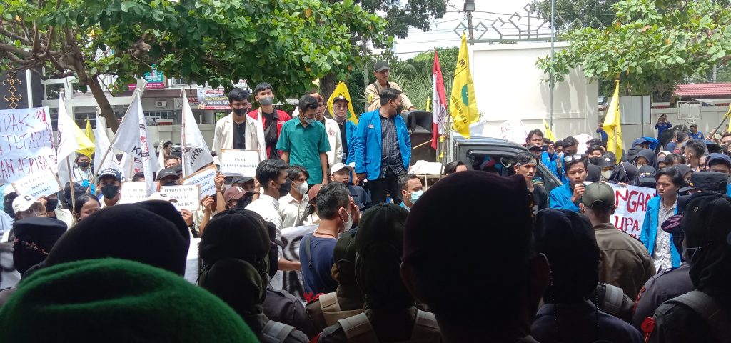 Ratusan Mahasiswa Gelar Demontrasi di Halaman Gedung DPRD Kota Metro