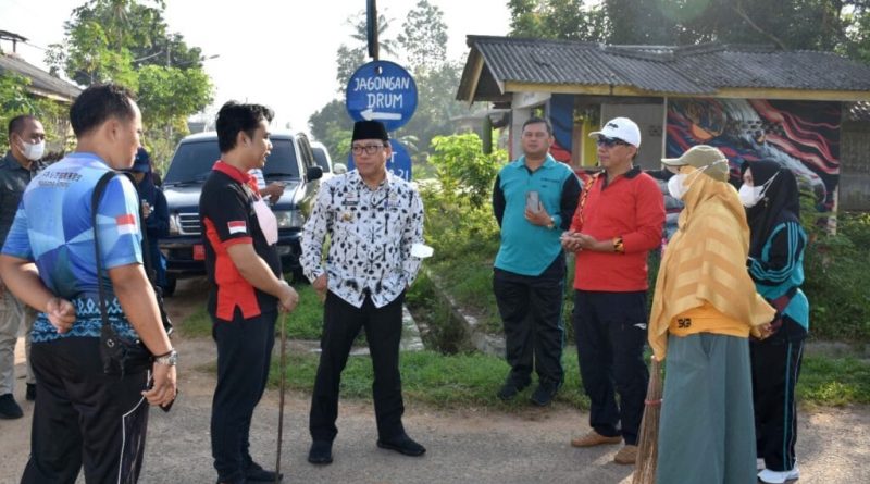 Pemerintah kota Metro Gotong Royong Bersama Masyarakat di Kampung Pengangguran