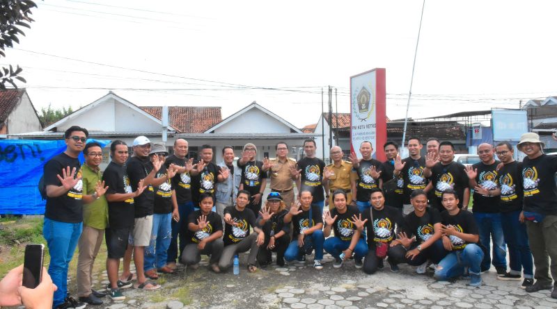 Wali Kota Metro, Wahdi melepas puluhan anggota Persatuan Wartawan Indonesia (PWI) Kaji Banding di tiga kota
